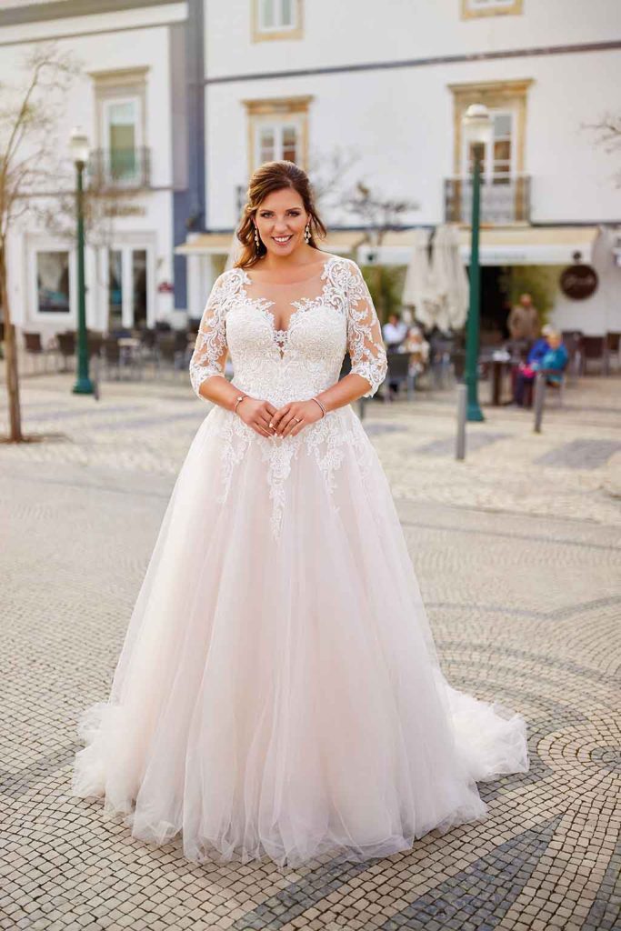 Mollige kleine Frauen finden ihr Brautkleid oder Brautmode in der #HOCHZEITSSTRASSE Wermelskirchen bei Köln. Hier gibt es eine gute Auswahl an Brautkleider in großen Größen ganz in der Nähe von Köln.