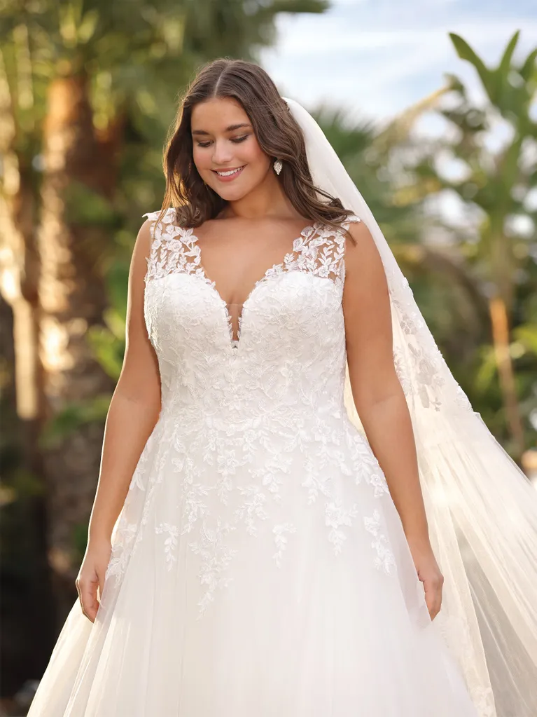 Strahlende Braut in einem eleganten Brautkleid in großen Größen, perfekt sitzend und stilvoll in der #HOCHZEITSSTRASSE in der Nähe von Köln präsentiert Brautmode.