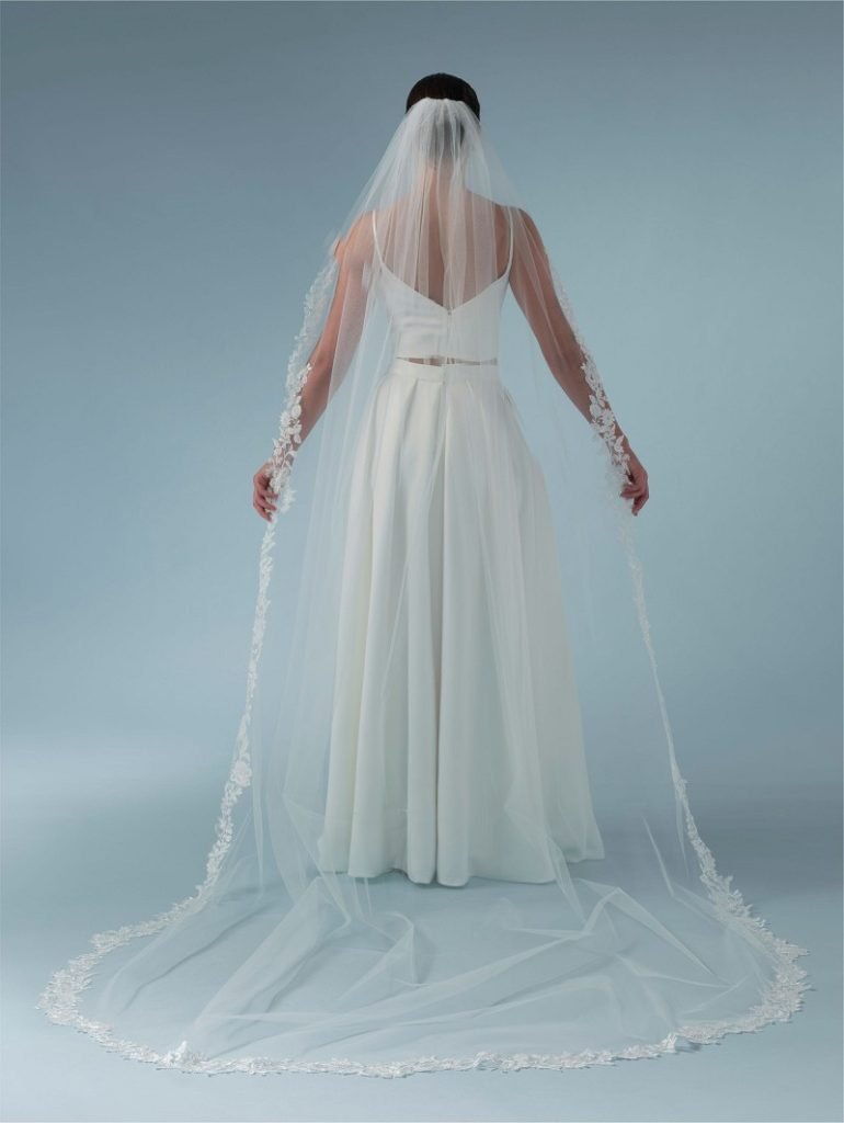 Eine schöne Auswahl an passenden Schleiern zu deinem Brautkleid hat die Hochzeitsstrasse in Wermelskirchen in ihrem Sortiment für Brautaccessoires.