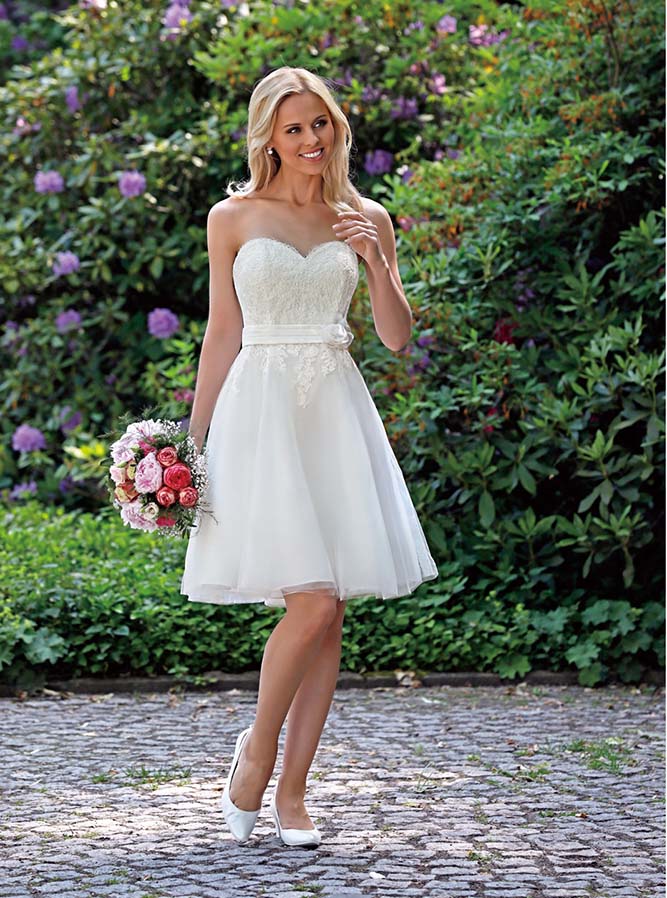 Das kurze Brautkleid für das Standesamt ist zur Zeit sehr gefragt vor Allem, wenn noch eine kirchliche Hochzeit oder freie Trauung folgt.