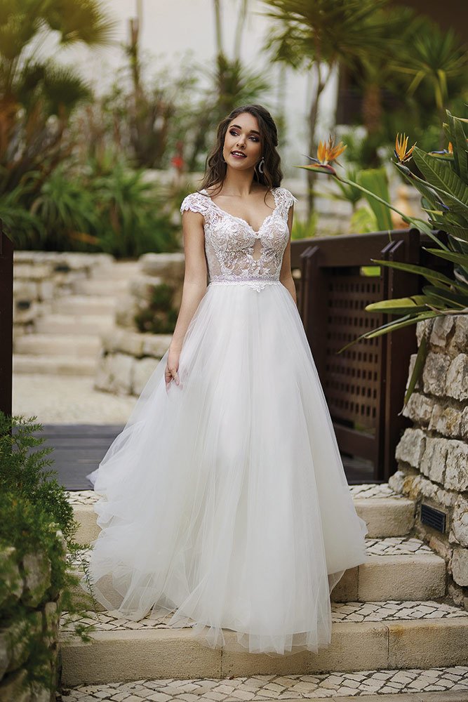 Das Brautkleid für das Standesamt kann auch Spitze und Tüll enthalten. Die Hochzeit auf dem Standesamt ist ein wichtiger Tag in Deinem Leben