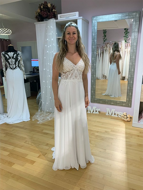 Das perfekt geänderte Brautkleid für die Hochzeit auf dem Standesamt schwebt 2 cm über dem Boden. HÖCHZEITSSTRASSE Wermelskirchen ist für die Brautkleidänderung beliebt.