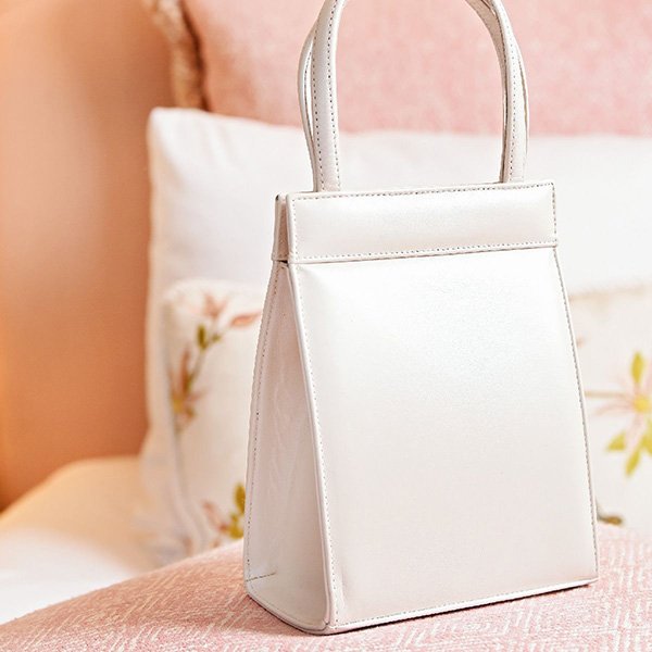 Die passende Brauttasche zur Brautmode für das Standesamt ist ein stilvolles und praktische Accessoire und kann deinen Brautlook aufpimpen.