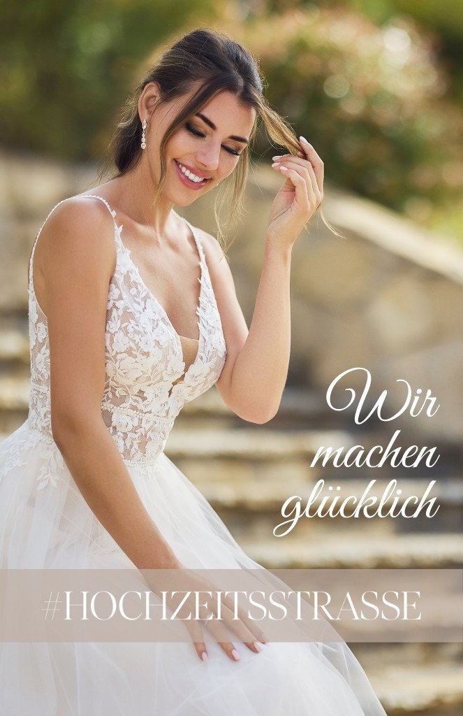 Brautkleid Anprobe in der HOCHZEITSSTRASSE bei Köln. Eine Braut zieht ihr Hochzeitskleid an und ist glücklich. Wunderschöne Momente im Brautstudio BRAUTKULTUR Wermelskirchen, ganz in der Nähe von Köln