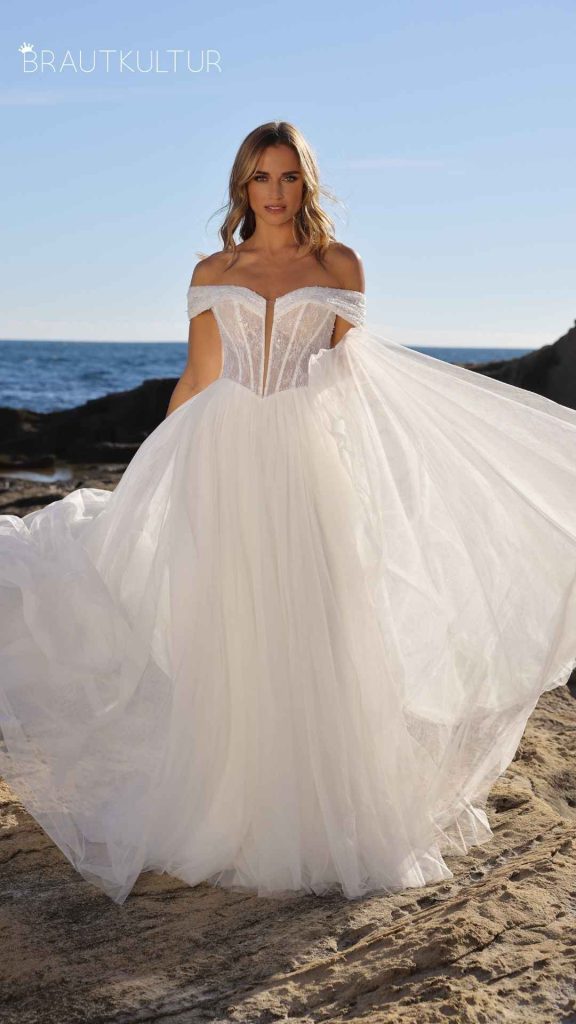 Prinzessinnen Brautkleid kaufen in der Nähe von Köln. Weites Brautkleid mit Glitzer und Carmen Träger in der farbe ivory